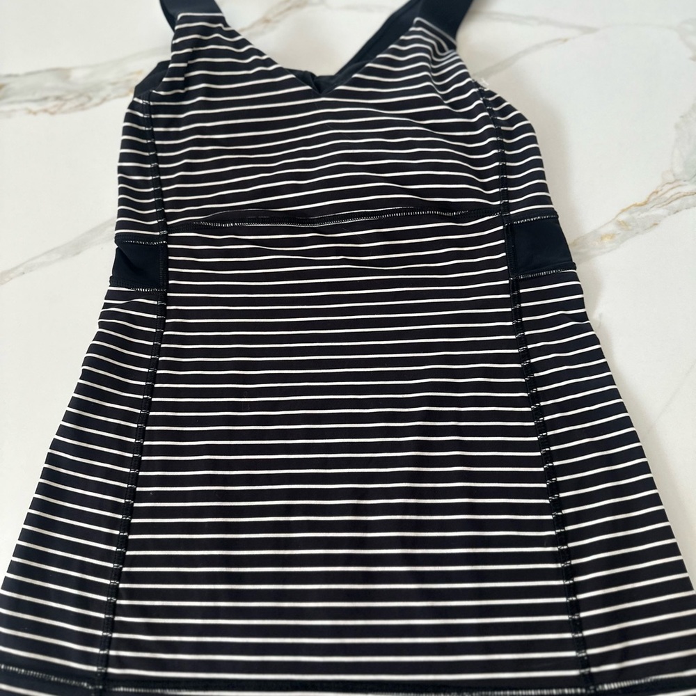 Lululemon Athletica Black and Gray Detail